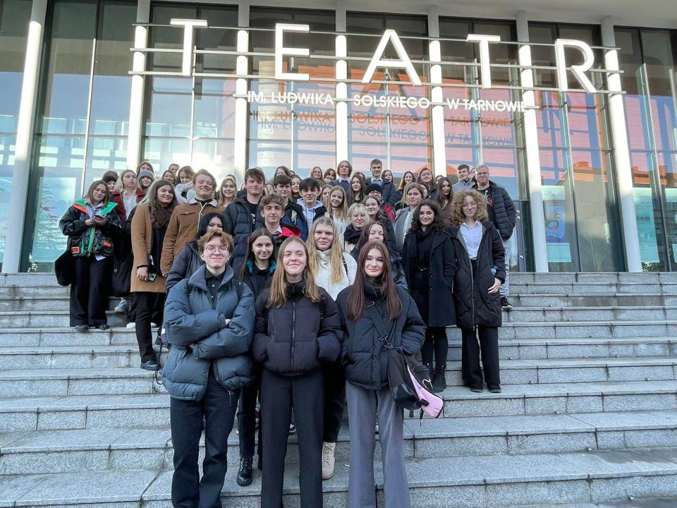 Młodzież I LO z Mielca na widowni tarnowskiego Teatru im. Ludwika Solskiego