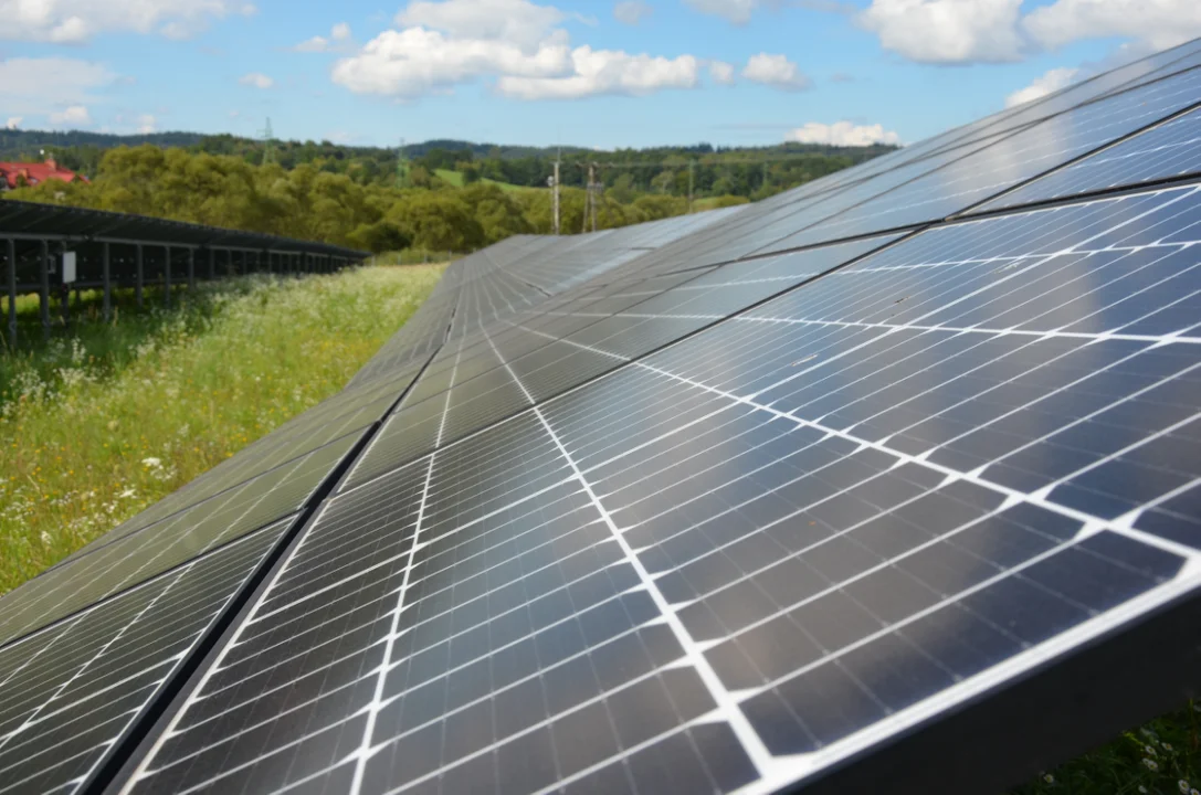 Zwiedziliśmy farmę fotowoltaiczną w Lesku. Ten ogrom energii robi wrażenie! [ZDJĘCIA] - Zdjęcie główne