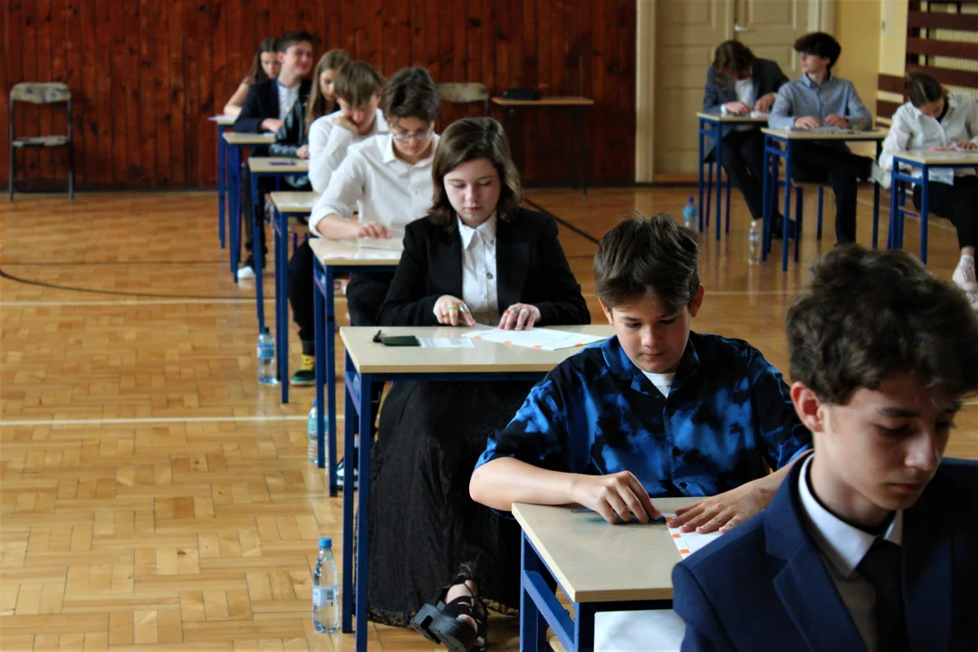 Egzamin ósmoklasistów z matematyki w Szkole Podstawowej nr 3 w Rzeszowie [ZDJĘCIA] - Zdjęcie główne