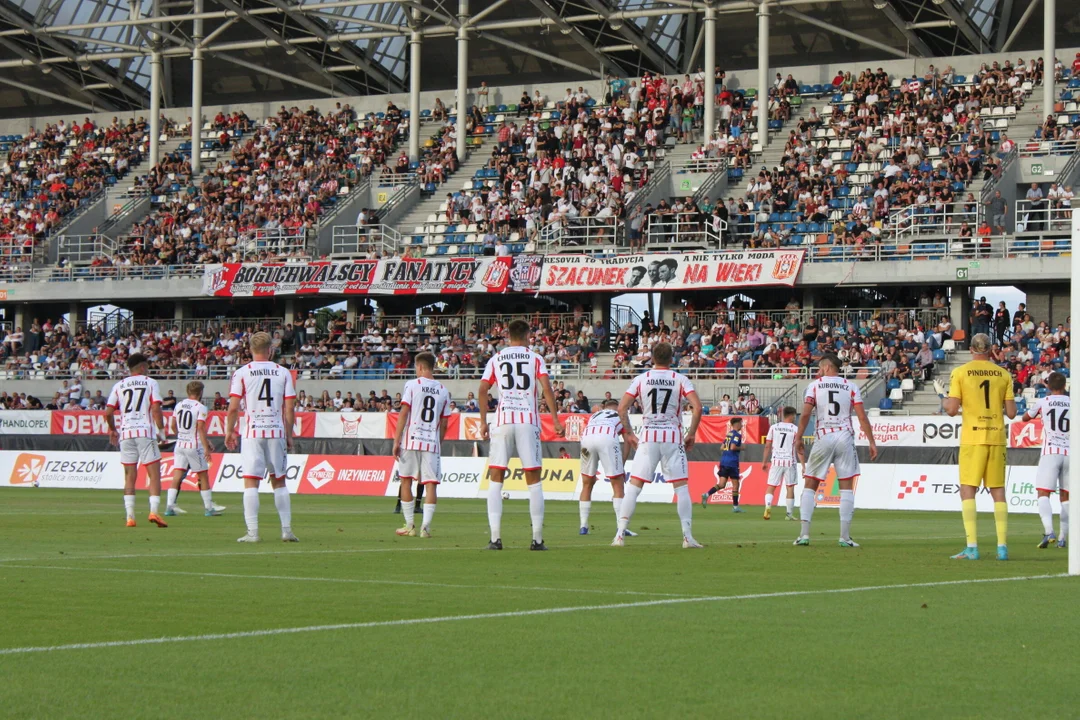 Piąty mecz z rzędu bez zwycięstwa. Resovia przegrywa z Arką Gdynia w 5 kolejce Fortuna 1 Ligi [ZDJĘCIA] - Zdjęcie główne