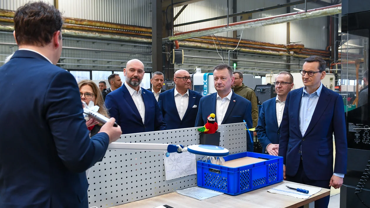 Premier Mateusz Morawiecki i komisarz Thierry Breton z wizytą w Dezamecie Nowa Dęba