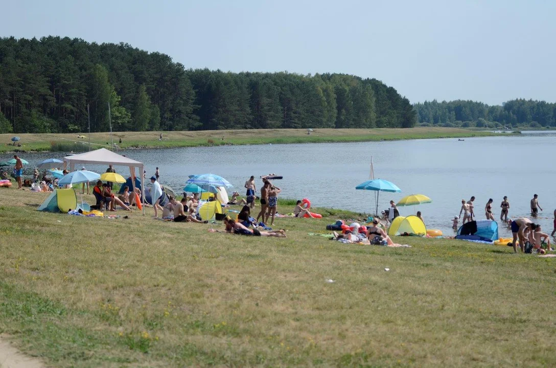 Tłumy nad zalewem w Wilczej Woli