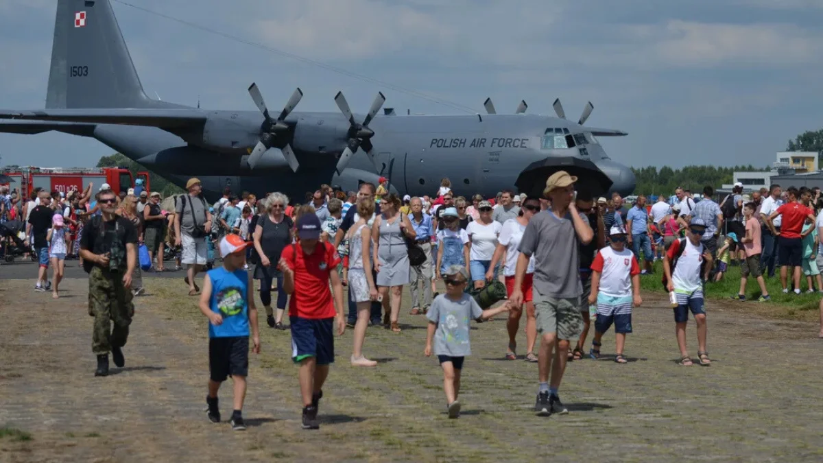 Air Show znów w Mielcu. A jak wyglądały poprzednie pokazy? [ARCHIWALNE ZDJĘCIA] - Zdjęcie główne