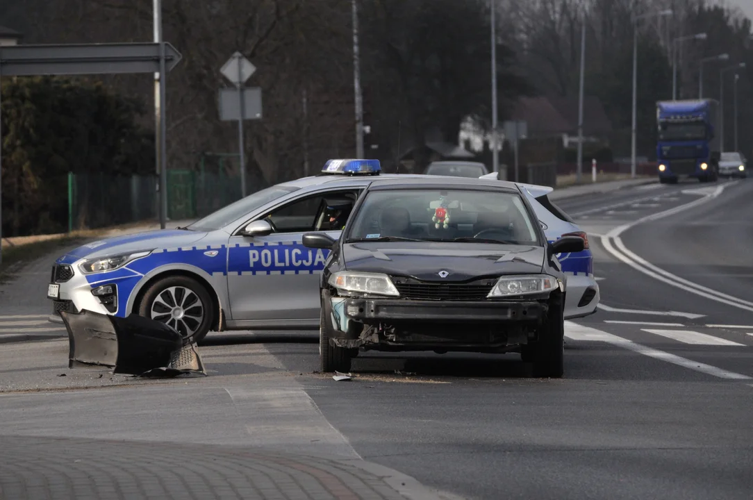 Wypadek na DK9 w Cmolasie. Zderzyły się dwa samochody. Jedna osoba została zabrana do szpitala [ZDJĘCIA] - Zdjęcie główne