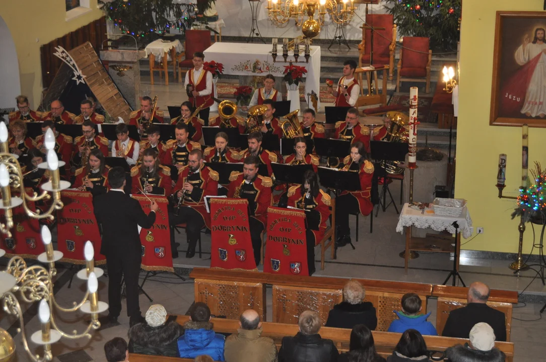 Koncert kolęd Orkiestry Dętej Dobrynin w kościele w Dobryninie