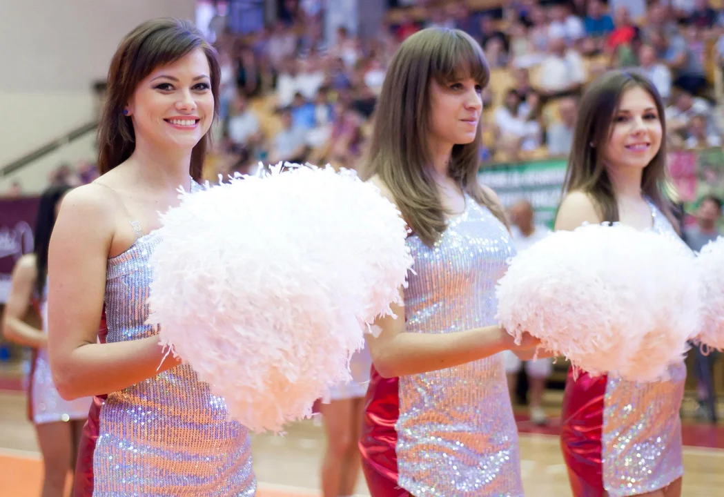 50 lat koszykówki w Tarnobrzegu. Efektowne wsady, zawodnicy Siarki, kibice i piękne Cheerleaders Gdynia