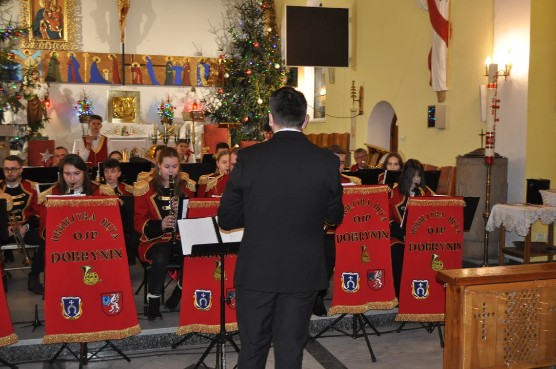 Koncert kolęd Orkiestry Dętej Dobrynin w kościele w Dobryninie