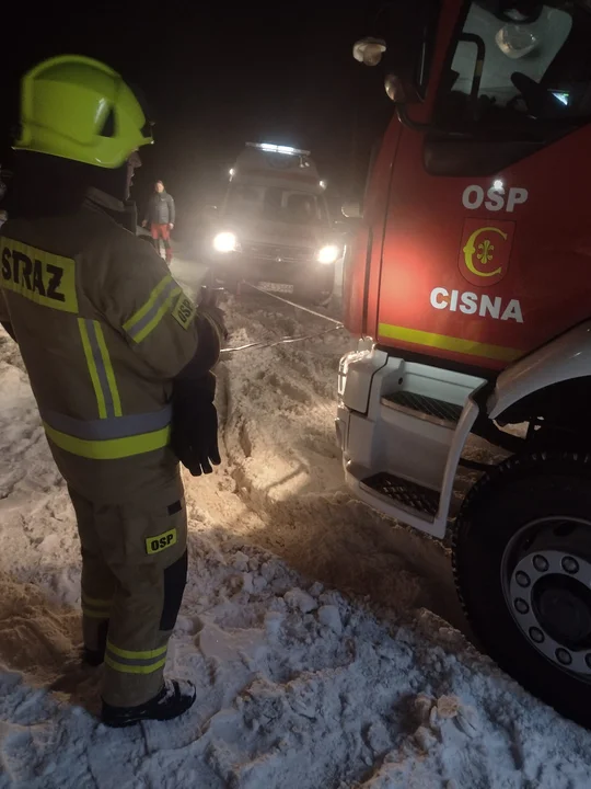 Karetka pogotowia ratunkowego utknęła w śniegu w Cisnej