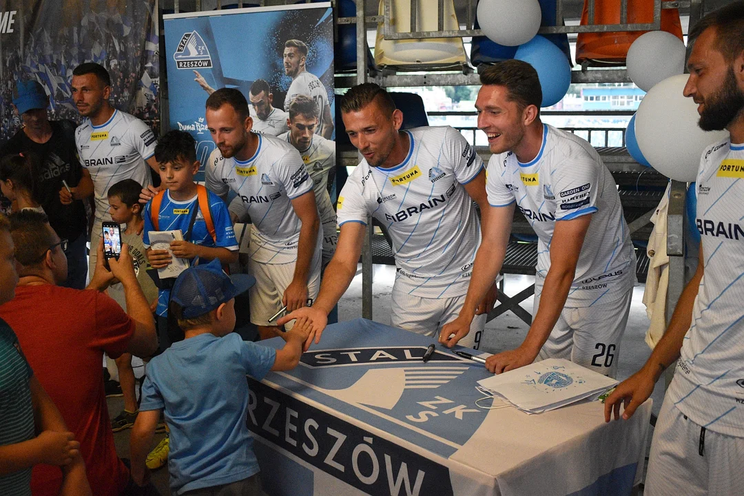 Fortuna 1. Liga. Stal Rzeszów zaprezentowała drużynę na sezon 2023/2024 [ZDJĘCIA] - Zdjęcie główne
