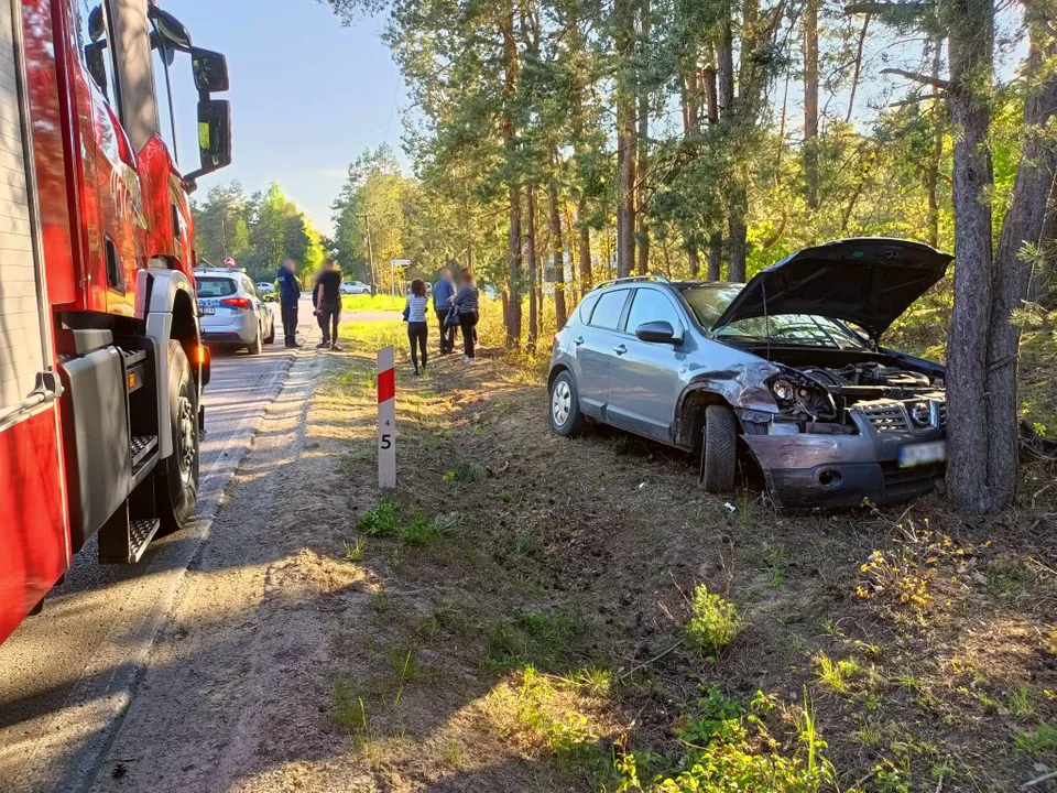 Służby ratunkowe interweniowały w Domatkowie. Zderzyły się dwa samochody osobowe [ZDJĘCIA NA KOŃCU TEKSTU] - Zdjęcie główne