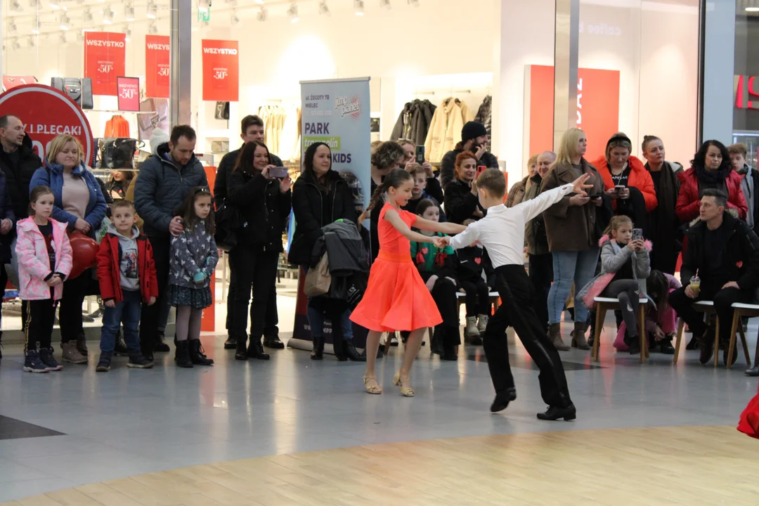 Występ tancerzy Centrum Tańca Gala podczas grania WOŚP