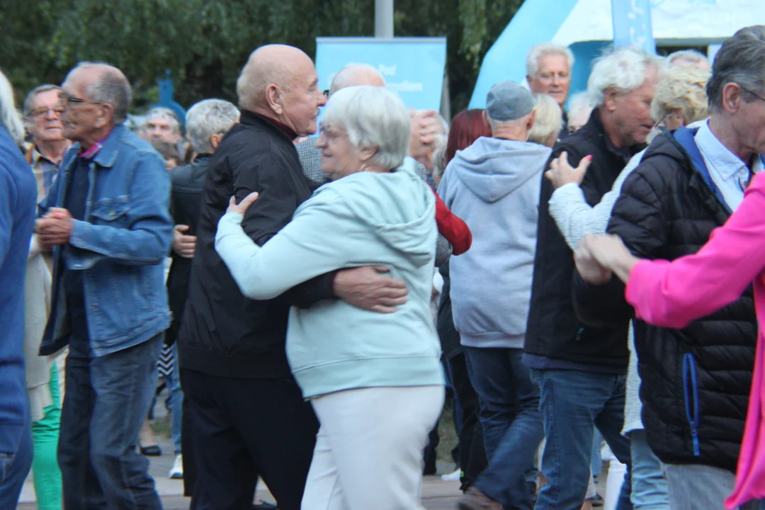 Korowód seniorów i potańcówka miejska w Parku Jedności Polonii z Macierzą