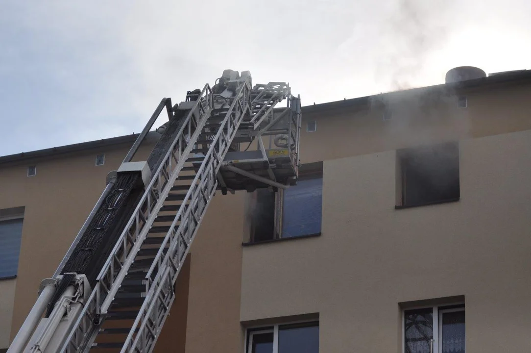 Tragiczny pożar w bloku przy ul. Ruczki w Kolbuszowej. Nie żyje mężczyzna [ZDJĘCIA - WIDEO] - Zdjęcie główne