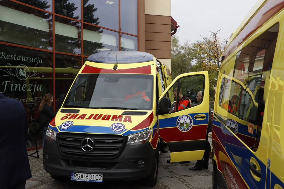 Uroczyste przekazanie nowych ambulansów dla Bieszczadzkiego Pogotowia Ratunkowego [ZDJĘCIA,WIDEO] - Zdjęcie główne