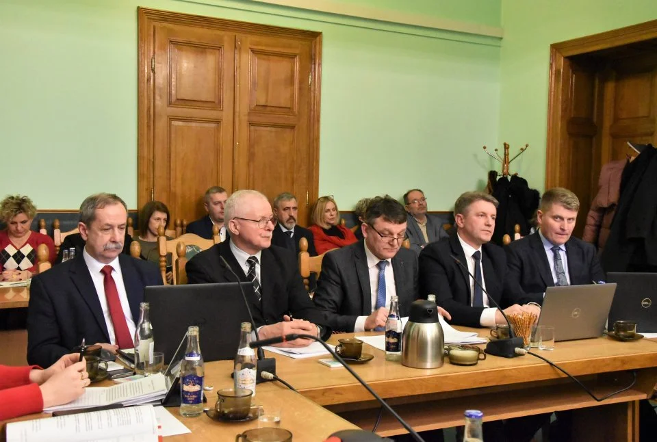 Powiat sanocki uchwalił budżet na 2023 rok. Czy ciemne chmury wiszą nad powiatem? - Zdjęcie główne