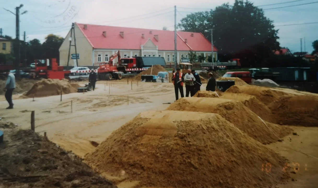 "Duże" rondo w Kolbuszowej na drodze krajowej nr 9 ma już ponad 20 lat. Tak wyglądała jego budowa [ZDJĘCIA] - Zdjęcie główne