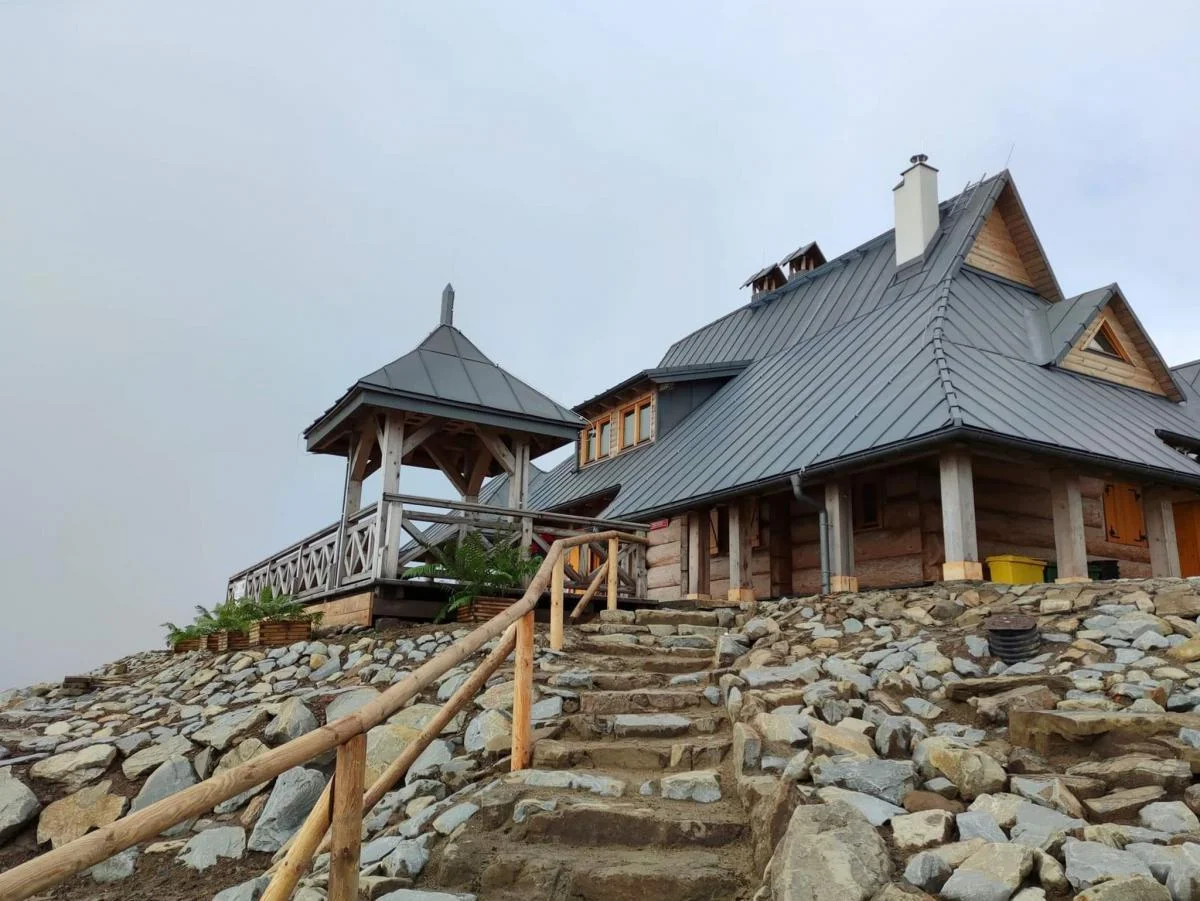 Nowy obiekt turystyczny na Połoninie Wetlińskiej w Bieszczadach oficjalnie otwarty! - Zdjęcie główne