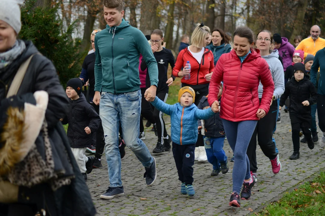 Tłumy na Biegu Historycznym "Dzieci dla Niepodległej" w Tarnobrzegu. Blisko 200 uczestników pobiegło alejkami Parku Dzikowskiego