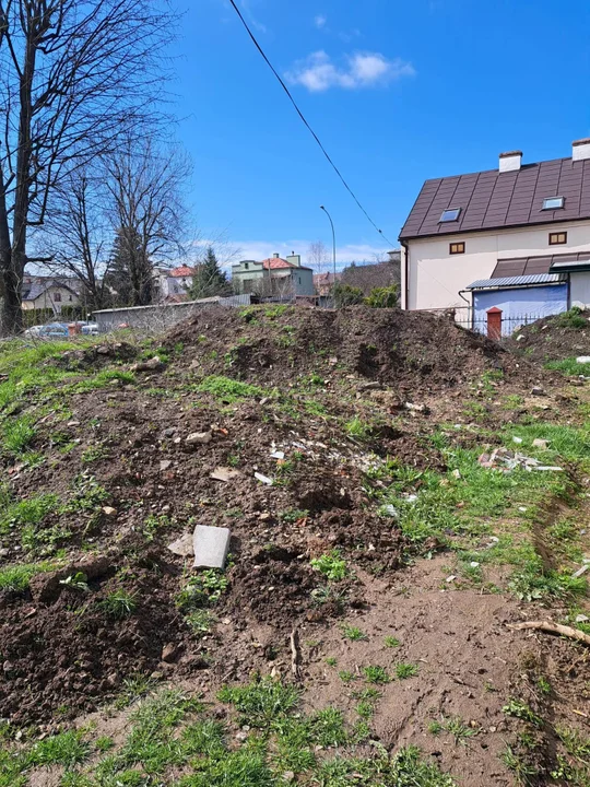 Gruz i ziemia przy blokach Langiewicza w Sanoku leży już rok