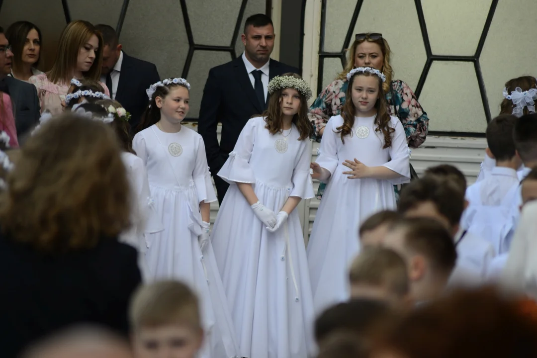 Pierwsza Komunia Święta dzieci ze Szkoły Podstawowej numer 10 w Tarnobrzegu. Parafia Matki Bożej Nieustającej Pomocy