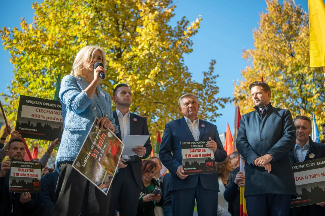 Konrad Fijołek na proteście samorządowców w Warszawie