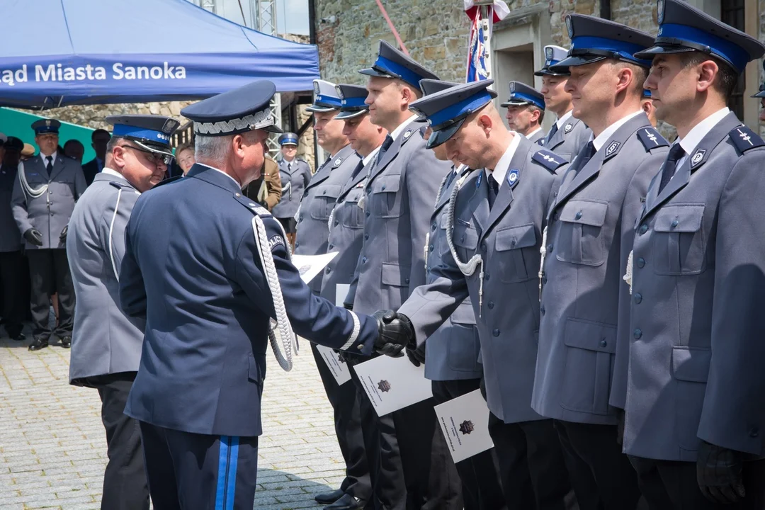 Święto w sanockiej policji. Wręczono 37 awansów dla funkcjonariuszy [ZDJĘCIA] - Zdjęcie główne