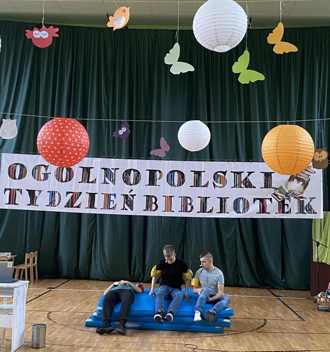 Niezapomniana uczta dla miłośników literatury i sztuki. Podsumowanie Ogólnopolskiego Tygodnia Bibliotek w Zespole Szkół w Nowotańcu