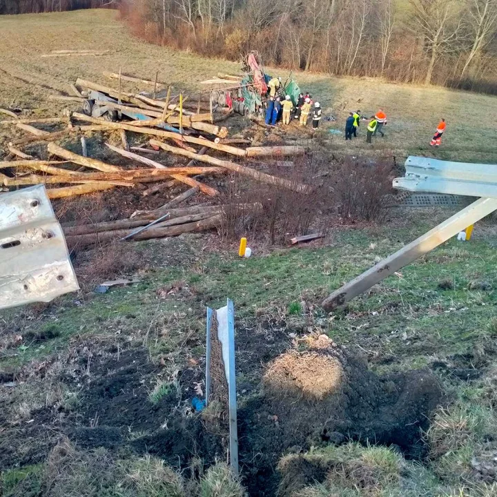 Ciężarówka z drewnem zsunęła się ze skarpy w Leszczawie Dolnej
