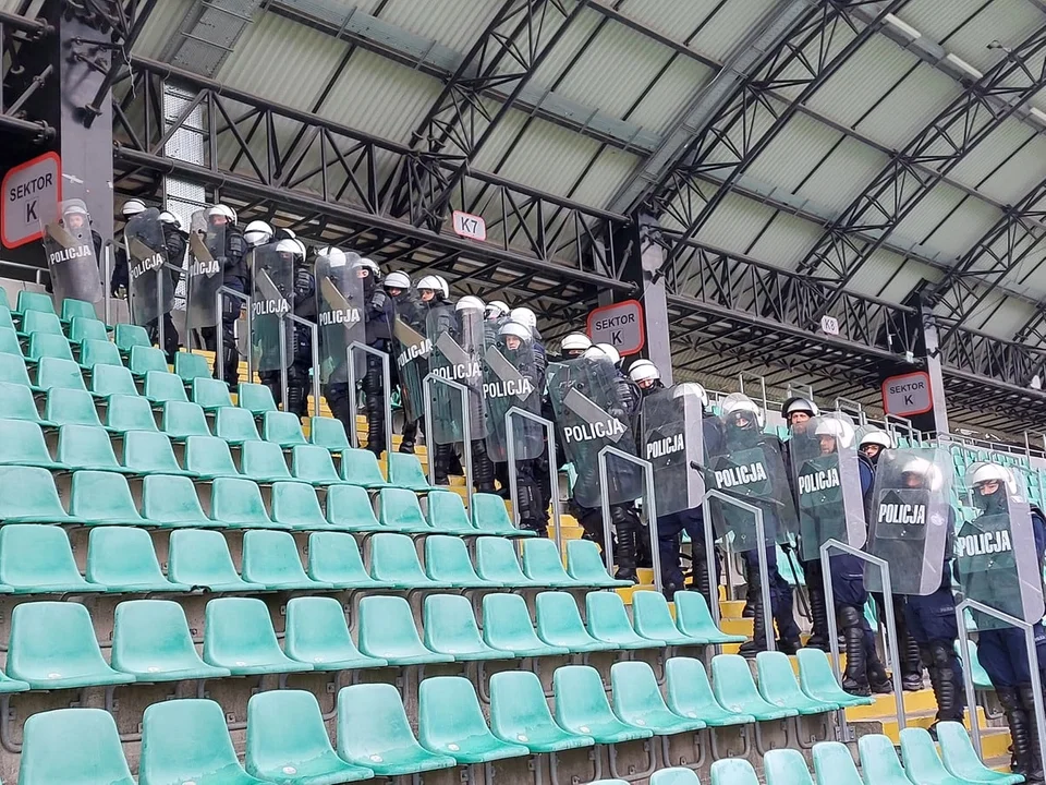 Ćwiczenia Policji na stadionie w Stalowej Woli