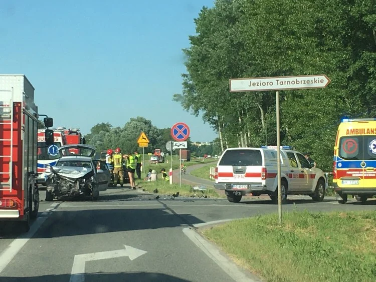 Zderzenie dwóch pojazdów przy wjeździe nad Jezioro Tarnobrzeskie. Cztery osoby w szpitalu [ZDJĘCIA] - Zdjęcie główne