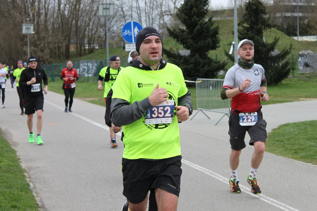 16. PKO Półmaraton Rzeszowski. Szczęśliwi biegacze na trasie oraz na meci