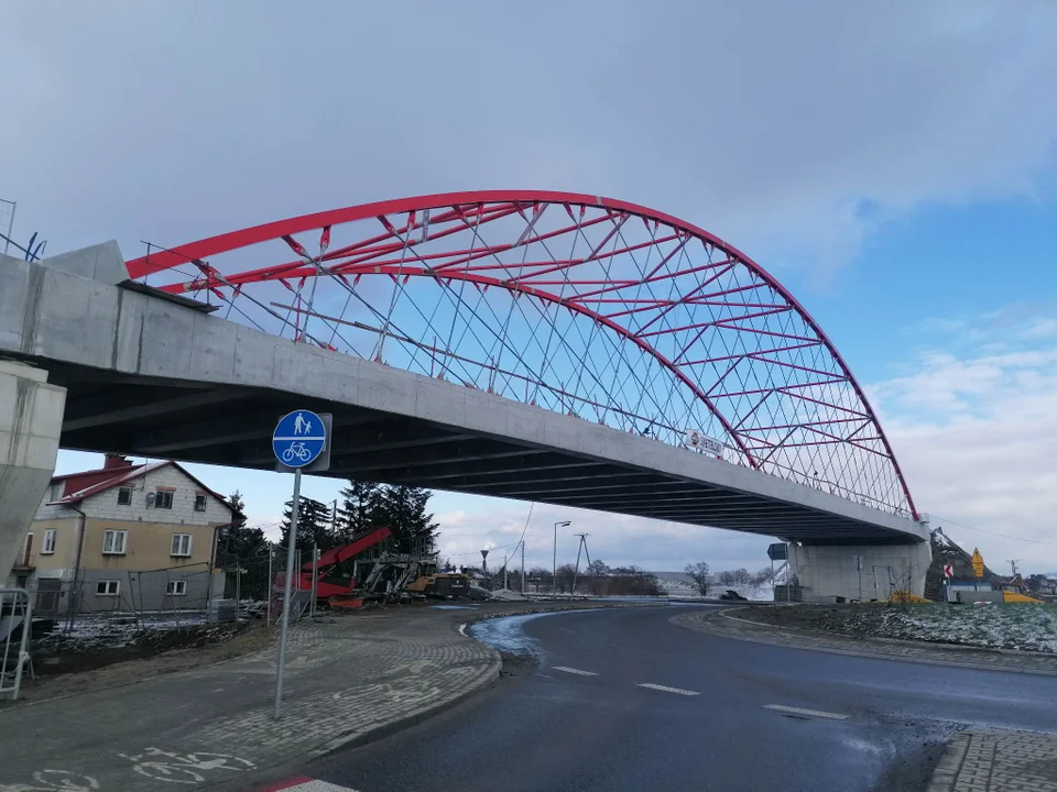 Stan budowy wiaduktu nad linią kolejową z Mielca do Padwi