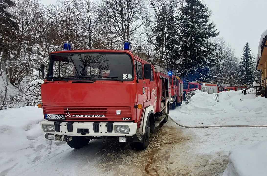 Niegroźny pożar obiektu gospodarczego z drewnem w Ropience