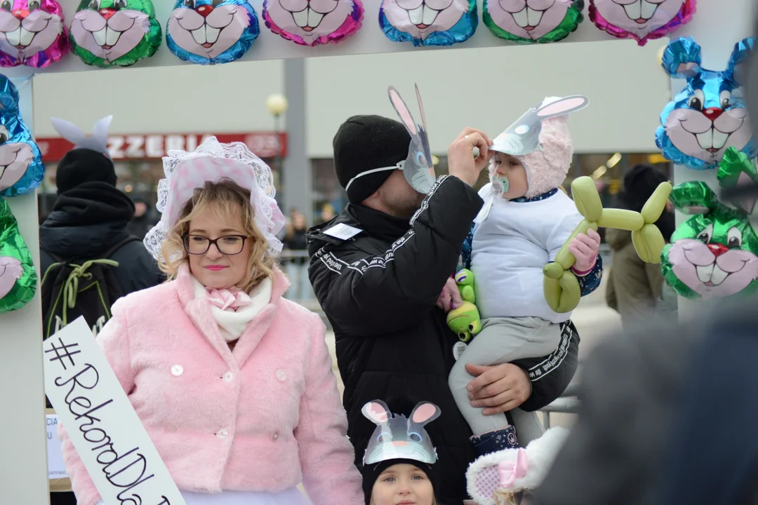 Rekord Polski dla Bartoszka Jędrasika chorego na SMA. W Tarnobrzegu zgromadziło się ponad 500 osób przebranych za króliki