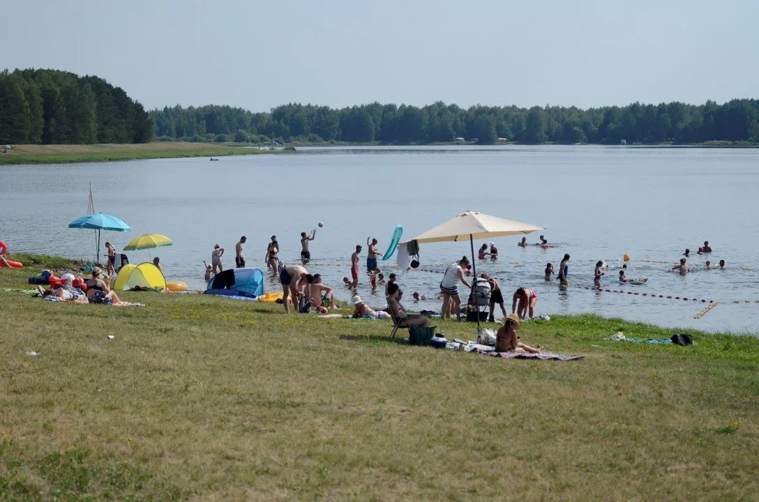 Tłumy nad zalewem w Wilczej Woli