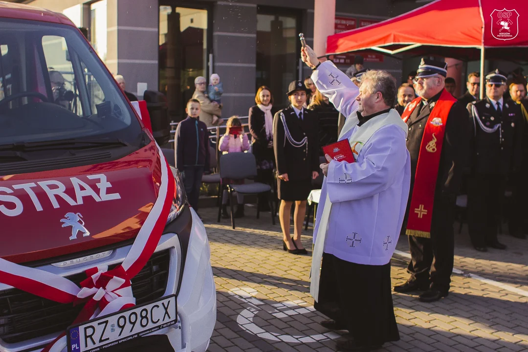 Uroczystość poświęcenia i przekazania nowego lekkiego samochodu ratowniczo-gaśniczego Peugeot Boxer.