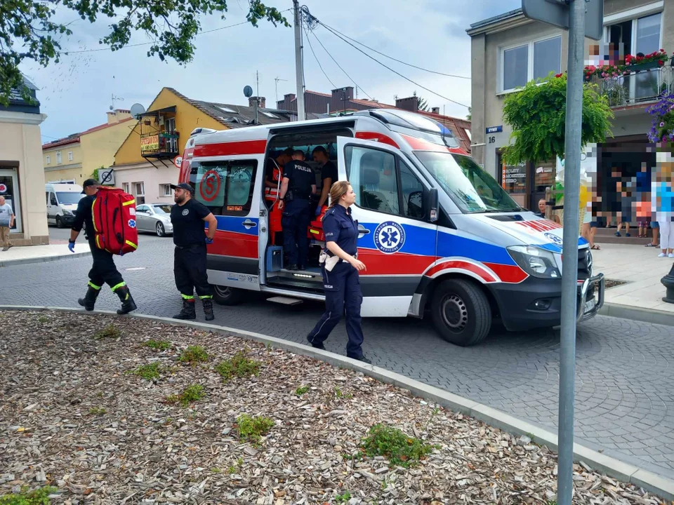 Bójka podczas libacji alkoholowej przed jedną z kamienic! Jedna osoba ranna! [ZDJĘCIA] - Zdjęcie główne