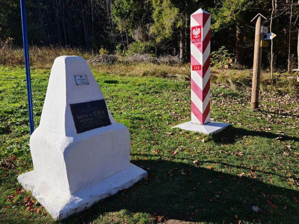 Obelisk i słupek graniczny