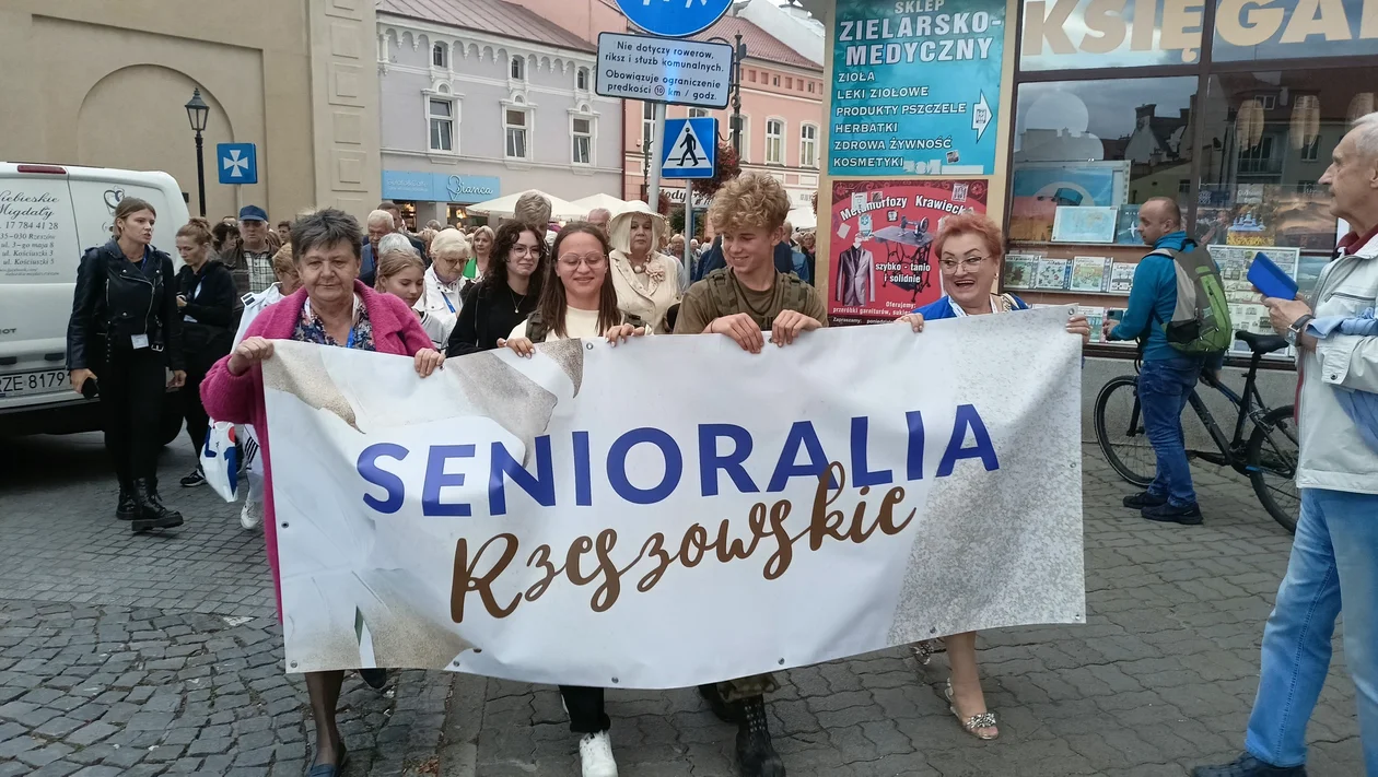 Senioralia Rzeszowskie: Korowód seniorów i potańcówka miejska w Parku Jedności Polonii z Macierzą [ZDJĘCIA] - Zdjęcie główne