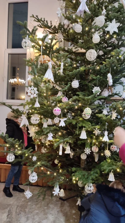 Dekorowanie kościoła na święta w Hucie Komorowskiej