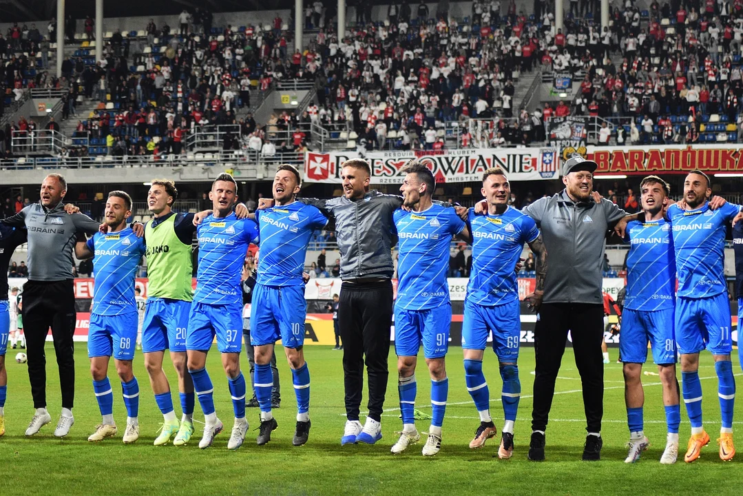 Fortuna 1. Liga: Stal Rzeszów pokonała Apklan Resovię i rządzi w stolicy Podkarpacia [ZDJĘCIA] - Zdjęcie główne