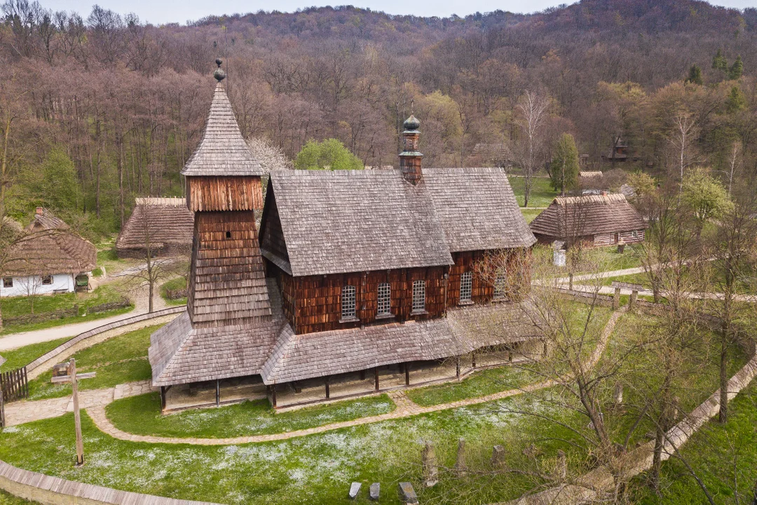 Sanocki skansen wiosną jest wyjątkowo piękny