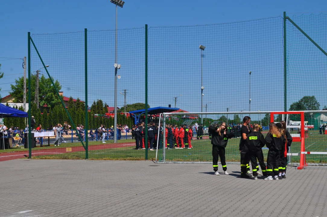 Gminne zawody sportowo- pożarnicze na stadionie w Przecławiu