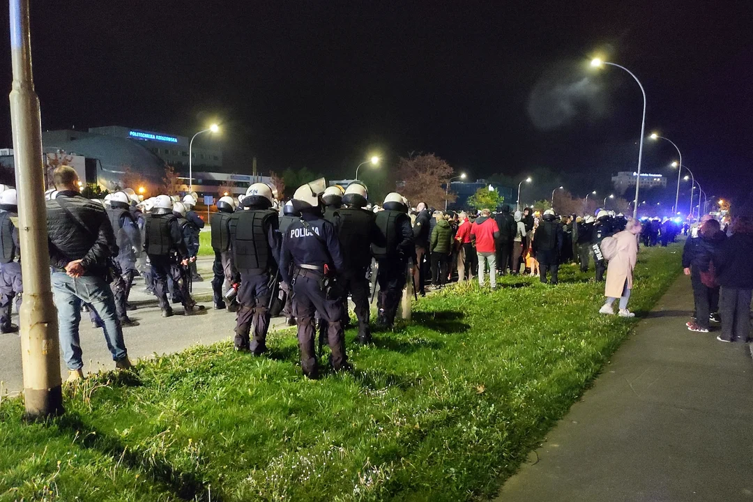 Derby Rzeszowa. Wymiana "uprzejmości" pomiędzy fanami Stali oraz Resovii. Policjanci mieli mnóstwo pracy [ZDJĘCIA] - Zdjęcie główne