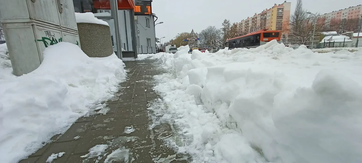 Problemy mieszkańców na przystankach. Ciężko dojść do autobusu przez zaspy ze śniegu