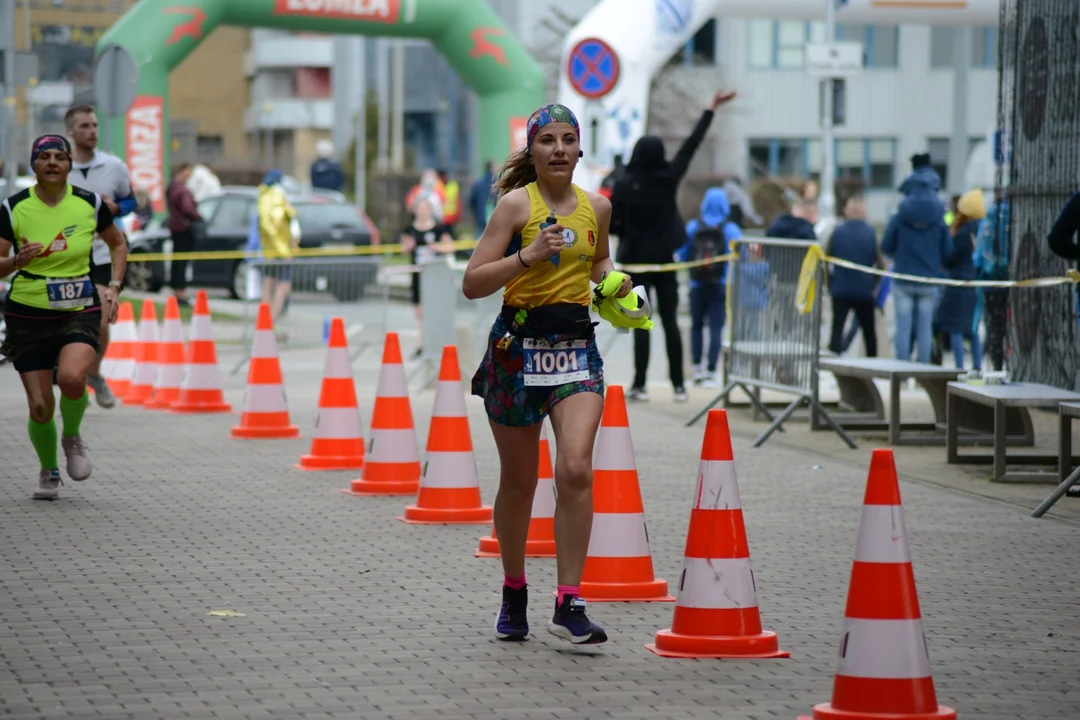 Mnóstwo biegaczy z całego regionu i nie tylko na 16. PKO Półmaratonie Rzeszowskim oraz 8. PKO Sztafecie Półmaratońskiej - zdjęcia część 2