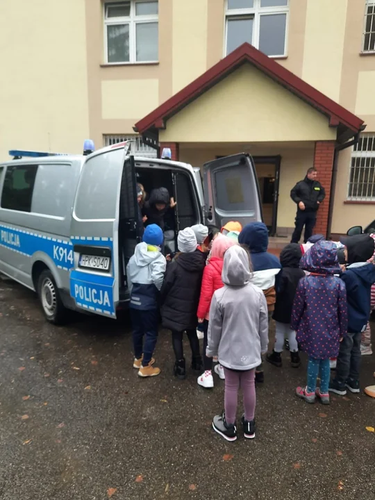 Przedszkolaki odwiedziły policjantów i zwiedziły komodę policji