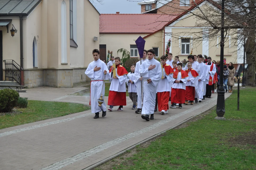 Parafianie w Przecławiu świętowali z pięknymi palmami własnego wykonania