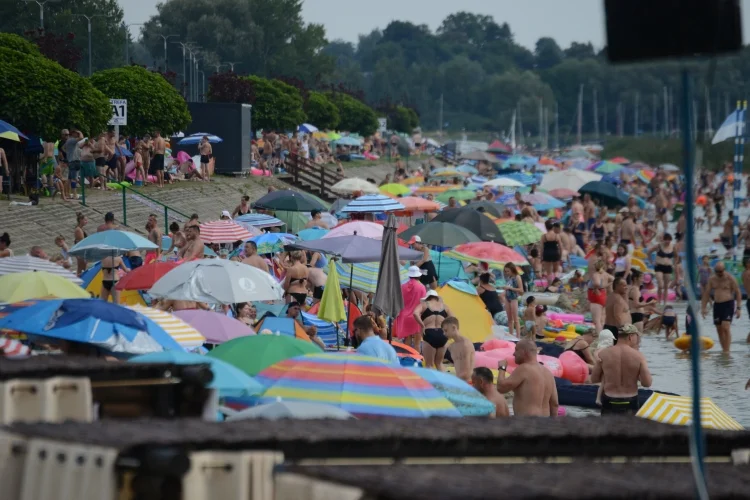 Jezioro Tarnobrzeskie w niedzielne południe