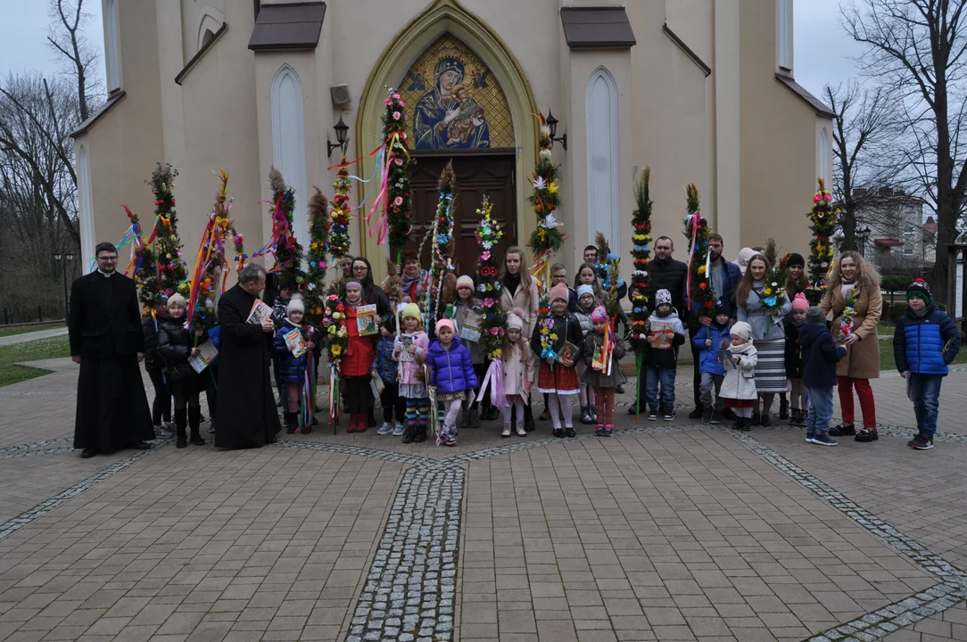 Parafianie w Przecławiu świętowali z pięknymi palmami własnego wykonania